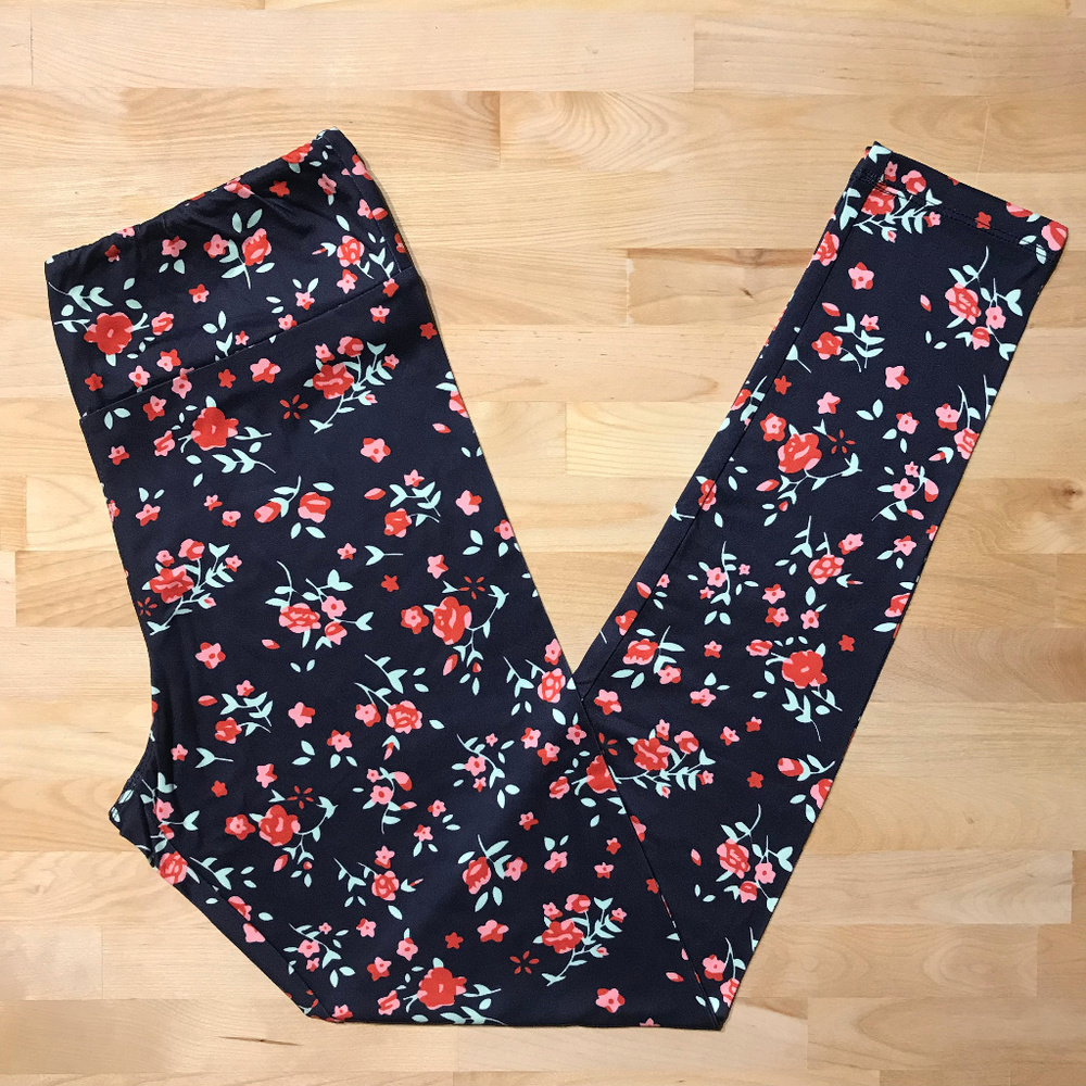 🛍 SALE 💰 Floral on navy yoga waistband leggings